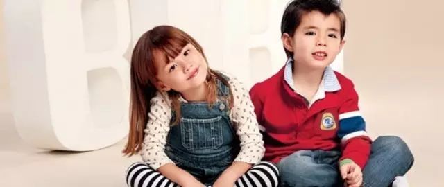 孩子去幼儿园绝不能这么穿，很危险